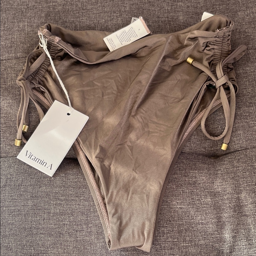 Vitamin A "Gemma" High Waisted Ruched Bikini Bottoms. NEW with tags size